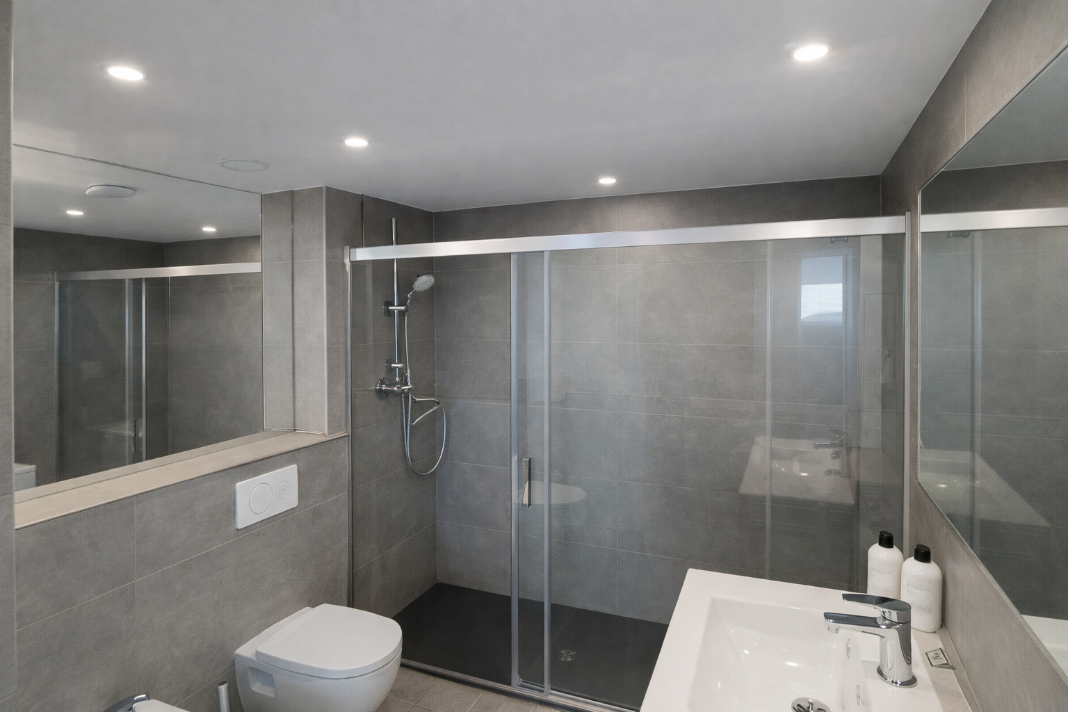 Reforma de baño moderno en Alicante realizada por Reformas Clerc